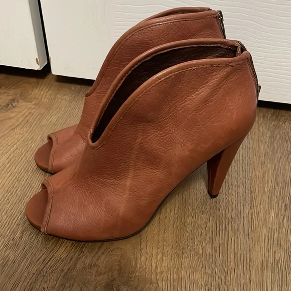 GUC Vince Camuto brown leather open toe heels. 4” heel Size 8.5 M - Picture 2 of 11